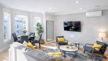 Luxury Condo, 4 Bedrooms, Non Smoking, Kitchen | Living area