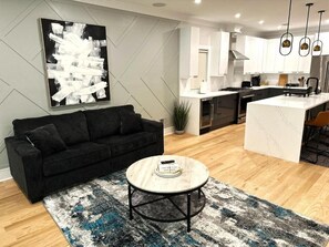 Deluxe Condo, 3 Bedrooms, Non Smoking, Kitchen | Ruang tamu