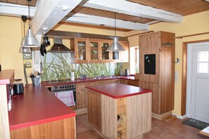 Private kitchen - Spacious vacation apartment, on the Baltic Sea, with own garden, with own e-charging station (Behrensdorf (Ostsee))