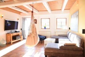 Smart TV - Spacious vacation apartment, on the Baltic Sea, with own garden, with own e-charging station (Behrensdorf (Ostsee))