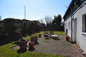 Terrace/patio - Spacious vacation apartment, on the Baltic Sea, with own garden, with own e-charging station (Behrensdorf (Ostsee))