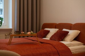 Escritorio, tabla de planchar con plancha, wifi y ropa de cama 
