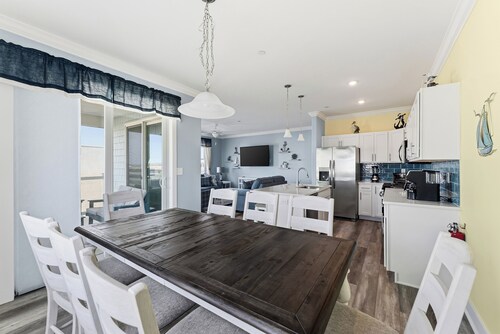 BEACH BLOCK! ELEVATOR! POOL! SO CLOSE TO BOARDWALK RIDES RESTAURANTS! NEW CONDO!