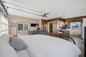 1 bedroom, desk, iron/ironing board, travel cot - Cozy and Quaint Montana Cottage (Hamilton)