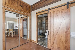 Interior - Cozy and Quaint Montana Cottage (Hamilton)