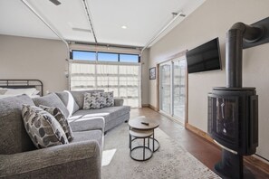 TV, books - Cozy and Quaint Montana Cottage (Hamilton)