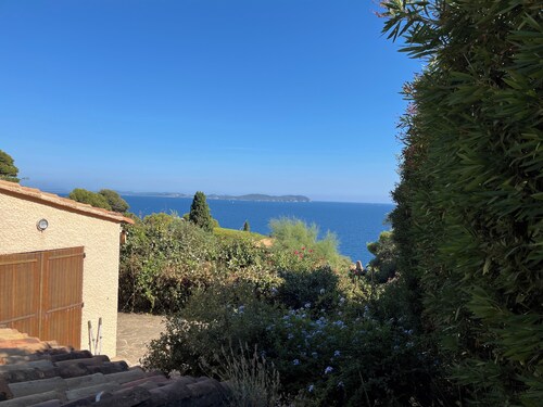 Bastidon at Domaine du Bau Rouge, Carqueiranne.  Terrace and sea access on foot.