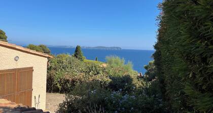 Bastidon at Domaine du Bau Rouge, Carqueiranne. Terrace and sea access on foot.
