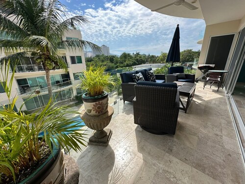 Private and very comfortable apartment, ideal for couples or families.
