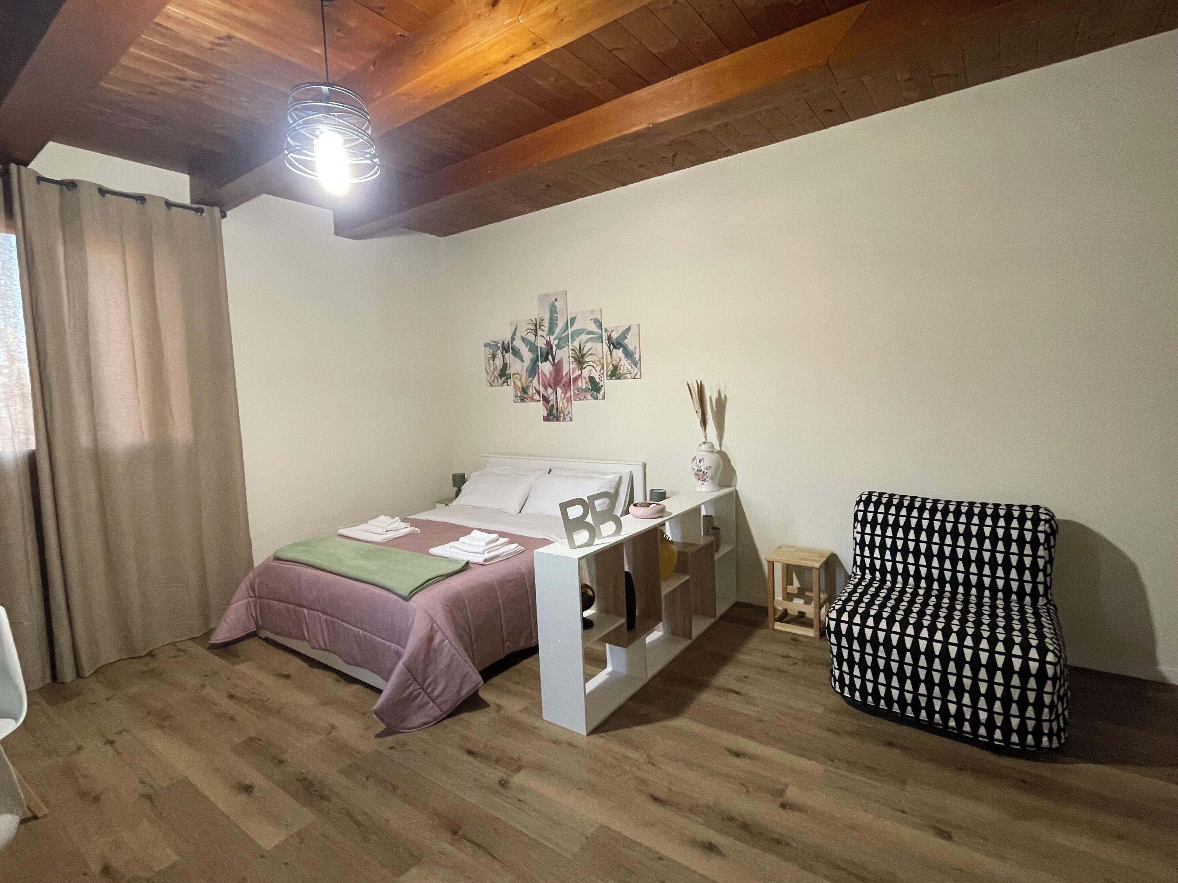 1 slaapkamer, een strijkplank/strijkijzer, internet, beddengoed