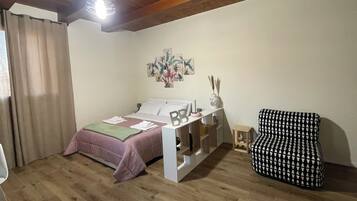 1 slaapkamer, een strijkplank/strijkijzer, internet, beddengoed