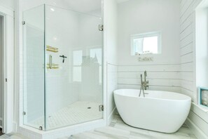 Shower, hair dryer, towels, shampoo - House of Views - Endless Sand, Sea, Surf, & Wow! (Galveston)