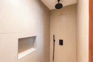 Shower, hair dryer, towels, shampoo - Modern Studio w/ Pool | Jan Thiel Area (Willemstad)