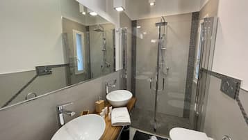 Doccia, asciugacapelli, bidet, asciugamani