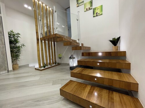 Detached house with swimming pool and large equipped garden, pets allowed