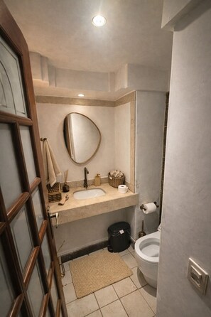 Secadora de cabello, toallas, jabón, papel de baño 
