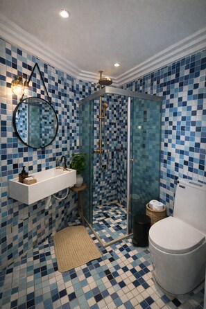 Secadora de cabello, toallas, jabón, papel de baño 