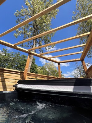 A wooden deck structure with a clear view of the sky and trees. - The squirrel relay (Dossenheim-sur-Zinsel)