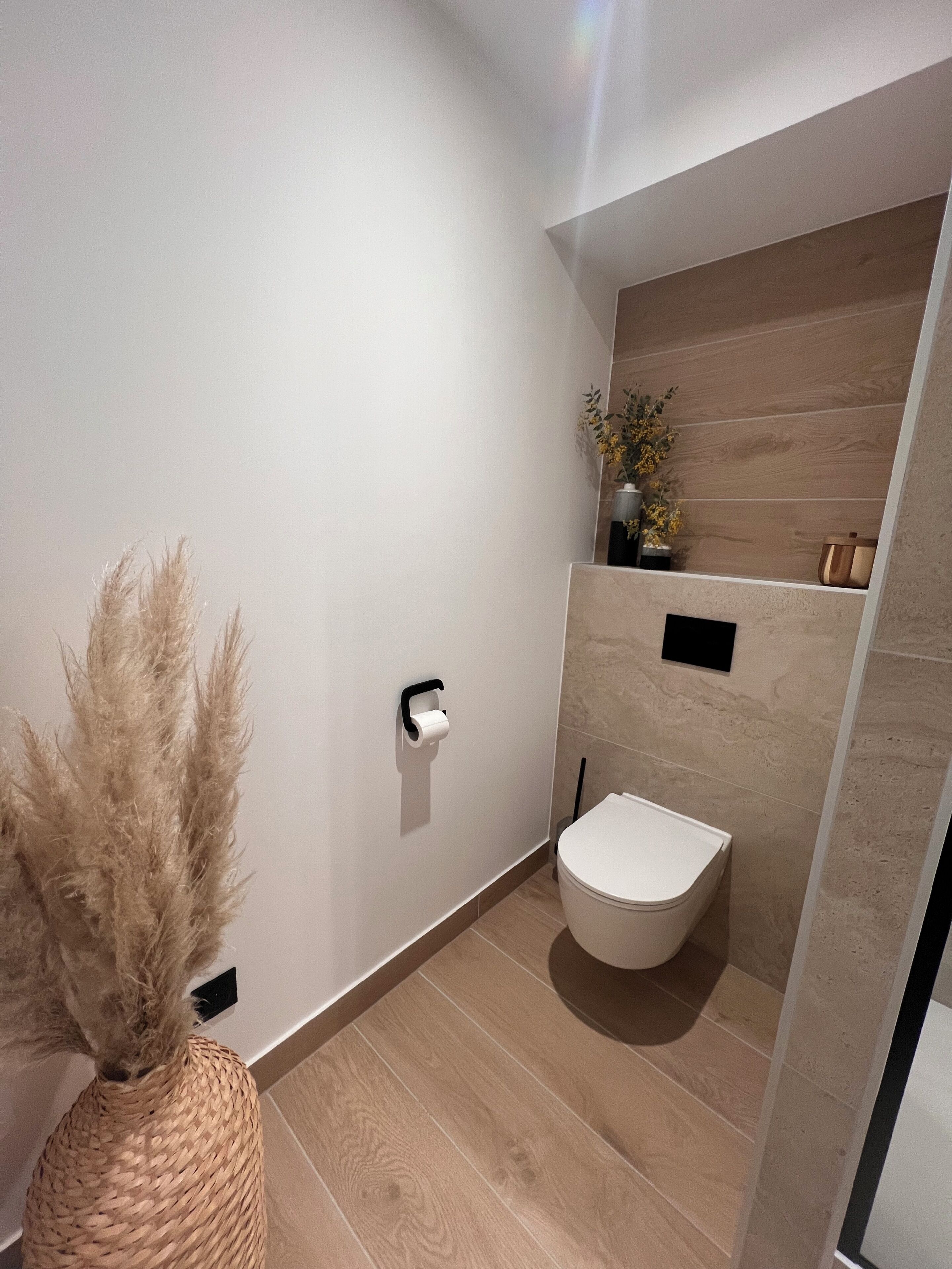 Chuveiro, secador de cabelo, toalhas de banho, papel higiênico