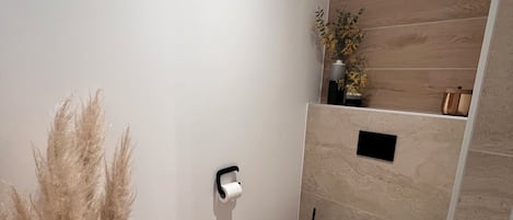 Een douche, een haardroger, handdoeken, toiletpapier
