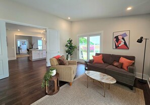 Living area - Beautiful 3-bedroom house in enchanting Pembroke-30 minutes from Savannah (Pembroke)