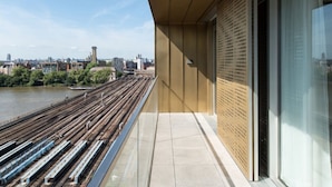 A balcony with a view of train tracks and a cityscape. - Refined Luxury 2B2B Home – right next to Battersea Power Station (London)