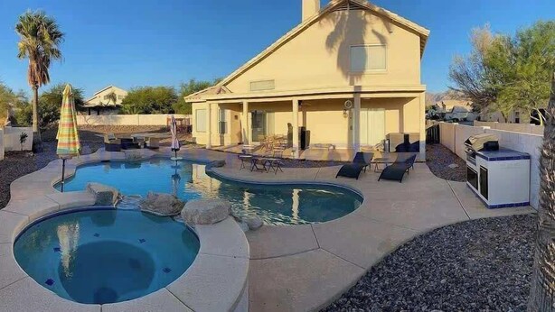 A house with a swimming pool, outdoor furniture, and a patio area. - Aviation Retreat +Pool +Sunset Views (Oro Valley)