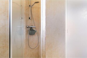 Shower, hair dryer, towels, soap - Gîte "les Camélias (Le Tronchet)