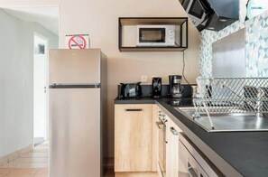 Kaffetrakter/tekoker, kjøleskap, mikrobølgeovn og ovn