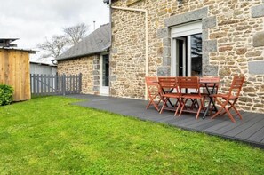 Outdoor dining - Gîte "les Camélias (Le Tronchet)