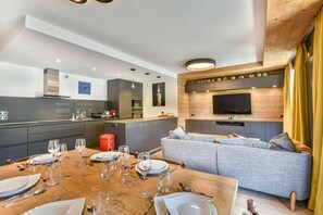 Dining - Wifi, 300m from ski slopes, 2nd floor, terrace, ski locker, 100m², Les Gets (Les Gets)