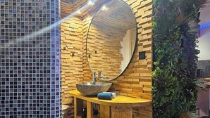 A bathroom with a mosaic tile wall, a wooden vanity, a large mirror, and a vertical garden. - Jacuzzi relaxation near Colmar (Bergheim)