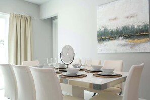 Dining - Premium Location Spectrum at Reunion Near Disney (Kissimmee)