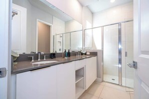 Shower, shampoo - Premium Location Spectrum at Reunion Near Disney (Kissimmee)