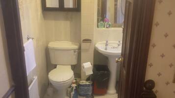 Room, 1 Bedroom | Bathroom