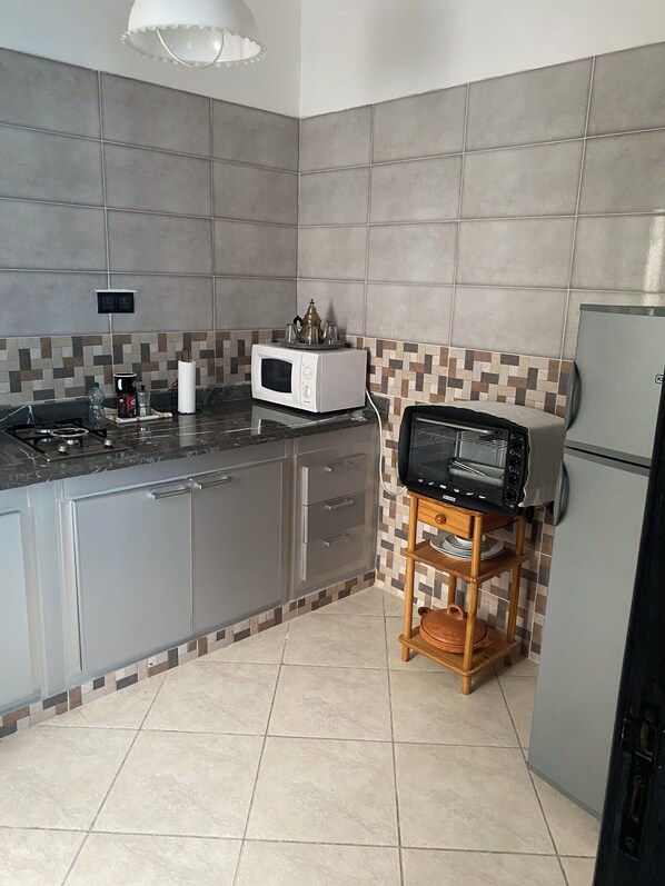 Private kitchen - Woven Calm • 2BR Near Beach, Gateway to Chefchaouen (Martil)