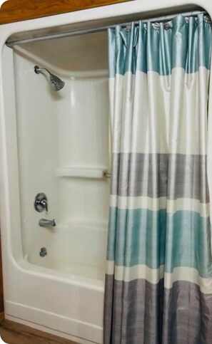 Towels, soap, toilet paper - Entire 4bedroom House - Secluded Ozark Escape (Reeds spring)
