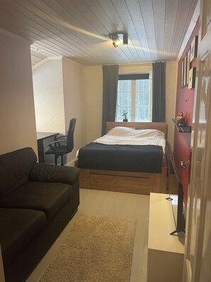 5 bedrooms, iron/ironing board, WiFi, bed sheets