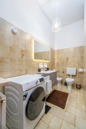 Shower, hair dryer, bidet, towels - [Historic House in the Center] 2 Rooms + Parking (Cividale del Friuli)