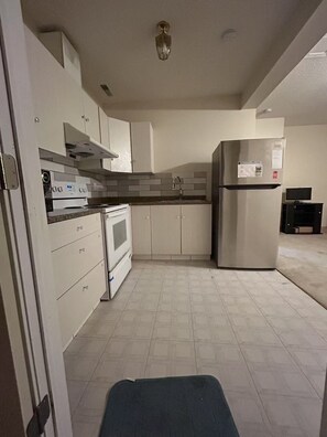 Private kitchen - 3 bedroom with big window for rent (Calgary)