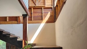Una escalera de madera con vistas al exterior.