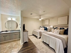 2 habitaciones, tabla de planchar con plancha, wifi y ropa de cama 