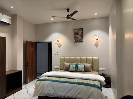 Deluxe Room, City View | Desk, laptop workspace, free WiFi. Hotel Blue Ocean