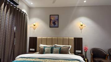 Deluxe Room, City View | Desk, laptop workspace, free WiFi