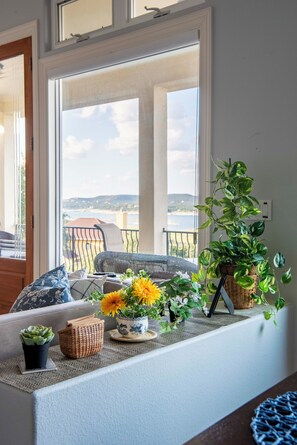 المنشأة من الداخل