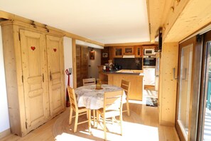 Dining - Ski-in/ski-out & foot of the slopes, 1st floor, swimming pool, balcony, parking, 35m², Les Gets (Les Gets)