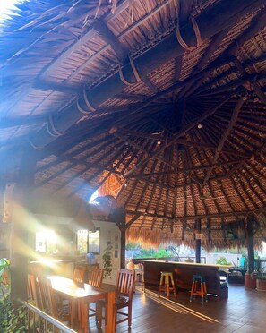 Outdoor dining - La Punta Dreams (Brisas de Zicatela)
