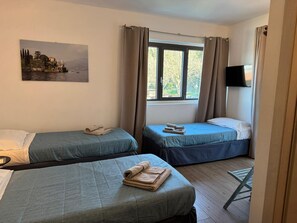 Soundproofing, iron/ironing board, free WiFi - Villa Bianca Guest House (Capiago Intimiano)