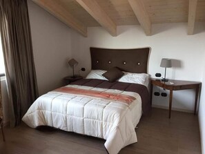 Soundproofing, iron/ironing board, free WiFi - Villa Bianca Guest House (Capiago Intimiano)