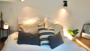 1 bedroom, iron/ironing board, Internet, bed sheets